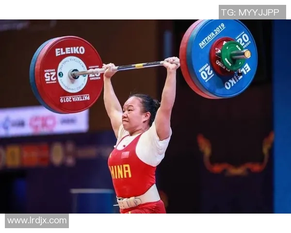力与美的较量：举重运动员背后的坚持与荣耀